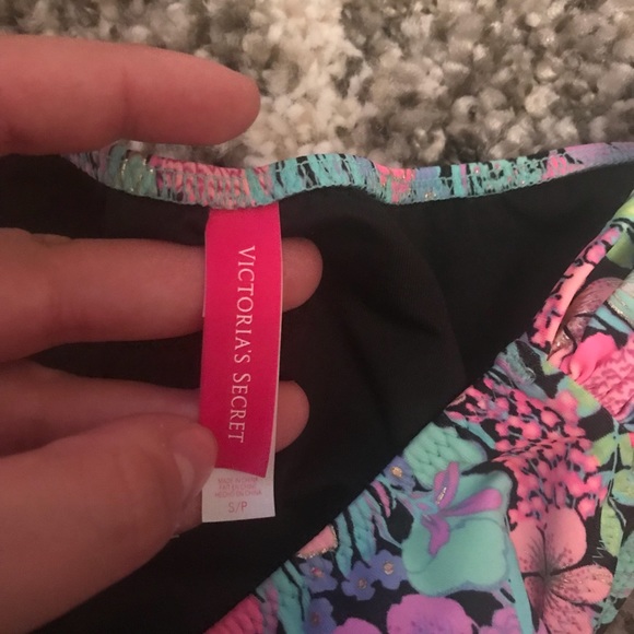 Bikini - Picture 3 of 4